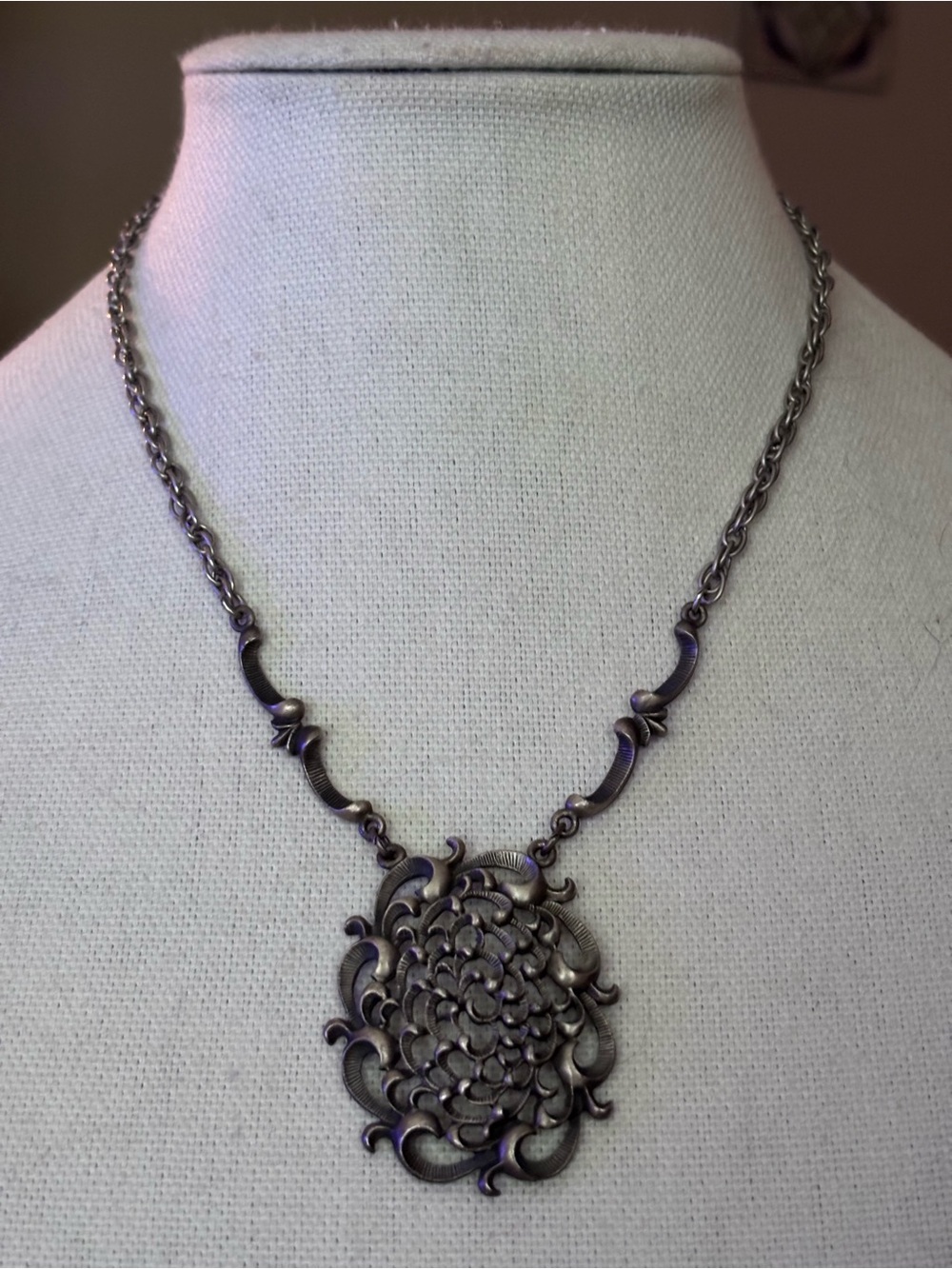🌼VTG 1970’s Amway Spanish Scroll Necklace